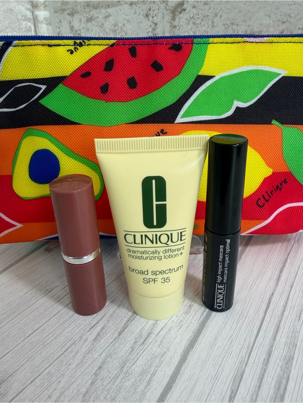 Clinique Collab 4 Pc Set Dramatically Different Lotion+ Mascara Lipstick & Bag